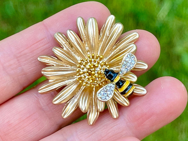 Daisy brooch Bee on Daisy Flower Brooch Daisy pin Flowers Bee Daisy Brooch Pin flower pin